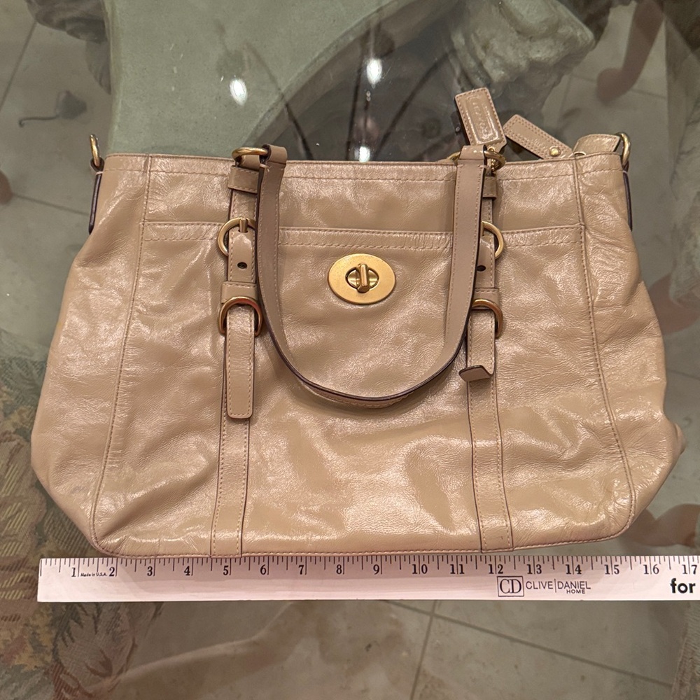 Coach Elegant Luxurious Leather Tote Bag - Picture 10 of 11
